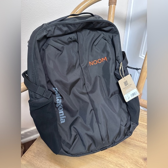 NWT Patagonia Refugio Daypack Backpack 26L - Black (47913) with noom Logo